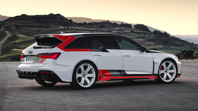 Vista trasera 3/4 de un Audi RS6 GT blanco